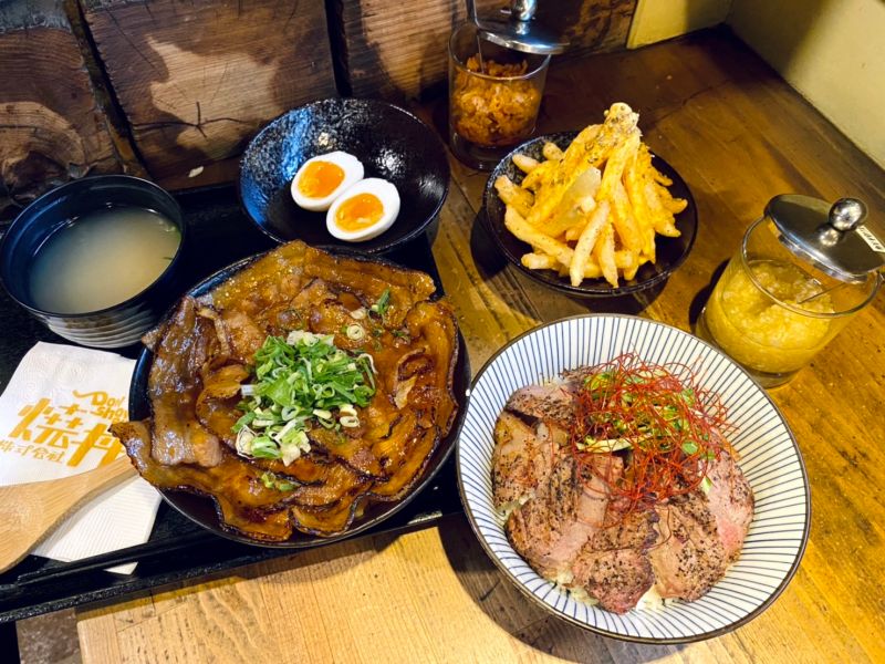 ▲左起：野狼燒豬丼，單點並盛M 250元；「28天乾式熟成牛丼」新品嚐鮮價320元。（圖／記者蕭涵云攝）