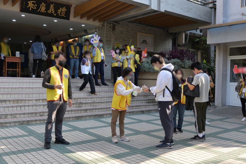 ▲大學學測考生進入考分區，試務人員協助手部消毒。（圖／大考中心提供）