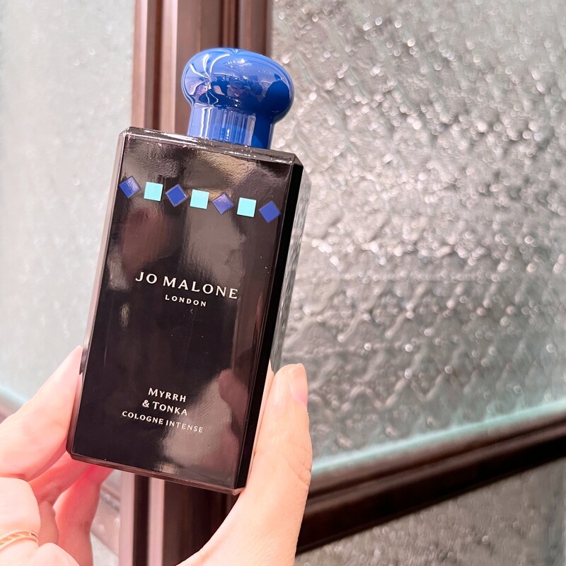 Jo Malone London台北101旗艦店內的海棠花紋壓花玻璃。