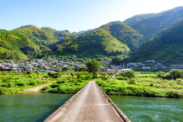 ▲位於仁淀川的「淺尾沈下橋」是《龍與雀斑公主》中的場景之一。　圖：高知縣國際觀光課／提供