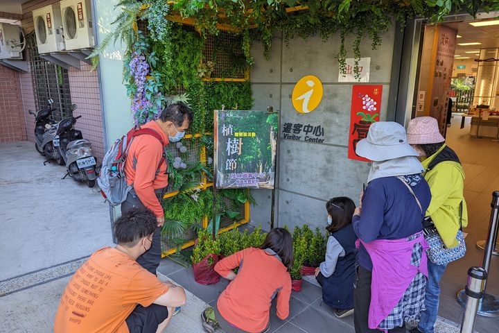 ▲民眾領取苗木。　圖：茂林國家風景區管理處／提供