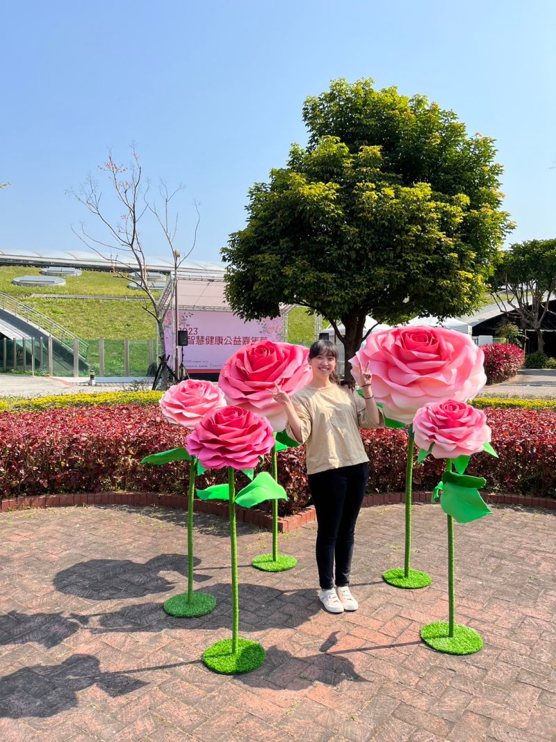 ▲還有巨型玫瑰造景可以拍照打卡，處處都能看到浪漫「玫」景，現在就衝了吧！（圖／翻攝自花博公園臉書）