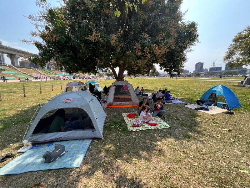 ▲乘坐捷運直達三重站，一出站就能看到廣闊大草皮，即刻享受野餐之樂！（圖／新北高灘處提供）