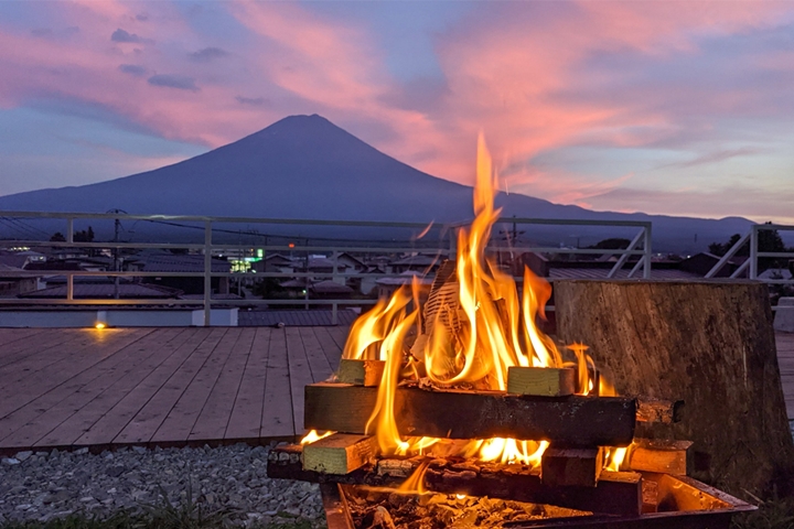 ▲晚間會提供儀式感十足的篝火，度過富士山、河口湖與星空陪伴的浪漫之夜。　圖：Booking Resort／來源