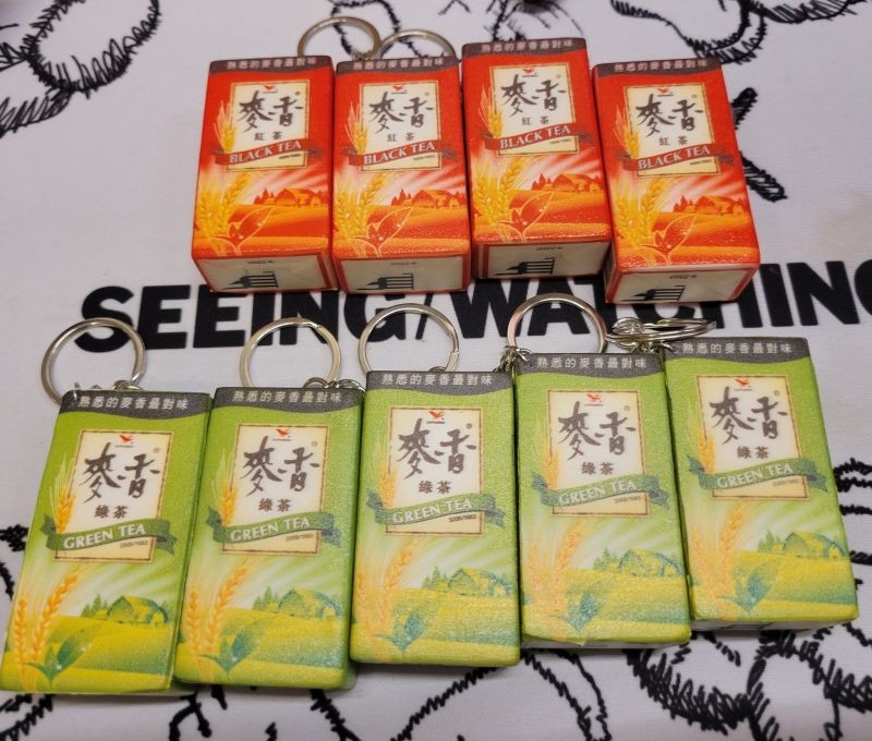 ▲網友買了多組的麥香系列加購鑰匙圈，結果9個都沒有出現「麥香奶茶身影」。（圖/7-11全家各超商新品區）