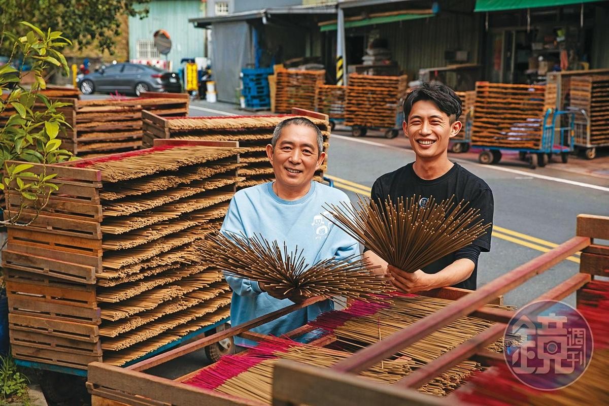 雲林北港的杏美製香創立逾60年，從廟口賣束香起家，現由二代李招政（左）與兒子李健滐（右）一起經營。