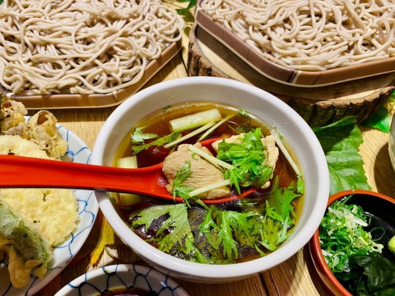 ▲「鴨南蠻蕎麥麵定食」吃得到二月半そば招牌「鴨南蠻蕎麥麵」。（圖／記者蕭涵云攝）