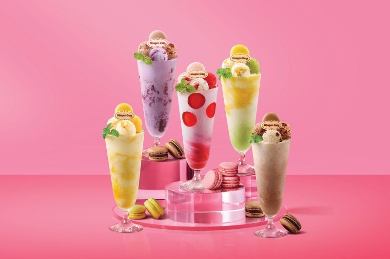 ▲Häagen-Dazs馬卡龍冰淇淋凍飲，左起：芒果馬卡龍柚香檸檬、馬卡龍藍莓巧克力、馬卡龍草莓覆盆子、抹茶馬卡龍柚香檸檬、巧戀蘭姆葡萄。（圖／Häagen-Dazs提供）