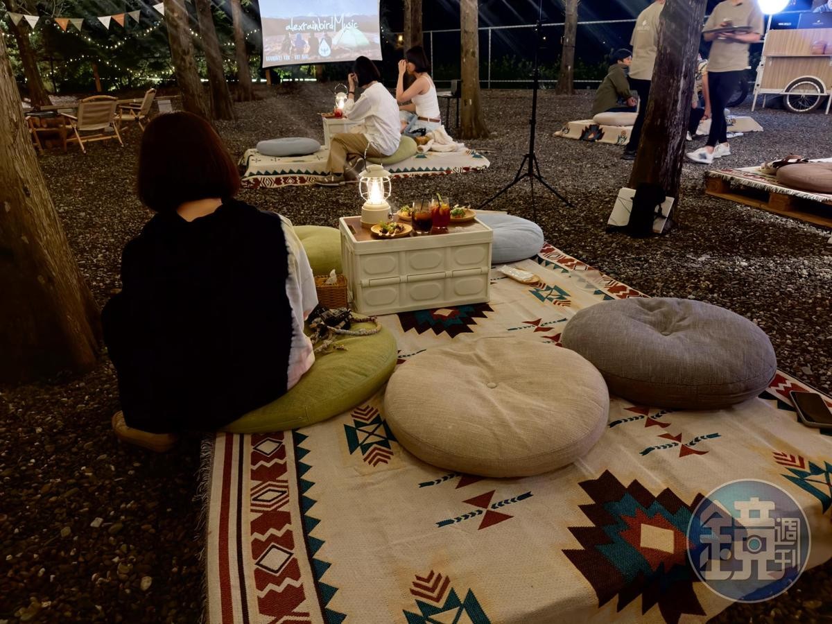 星空電影院與三五好友在星空下小酌微醺。