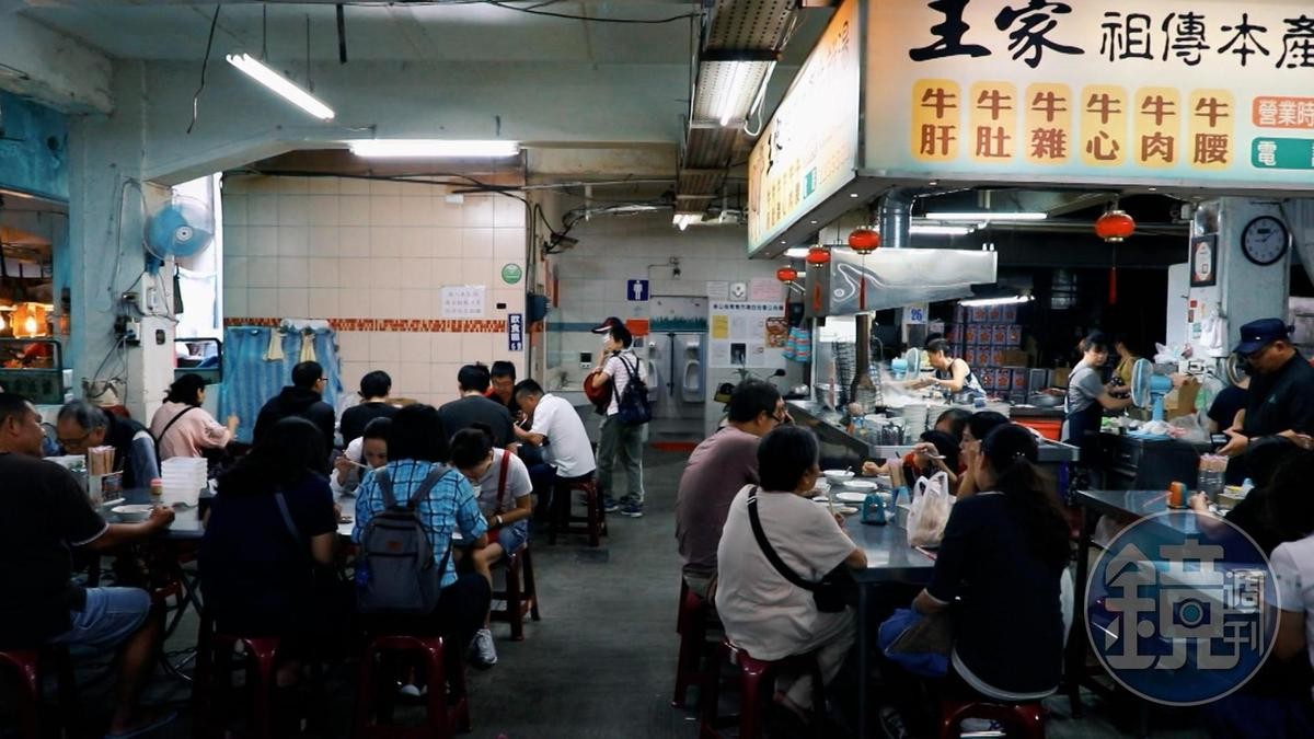 「王家祖傳本產牛雜湯」傳承4代、開業超過80年，是東市場的資深老攤。