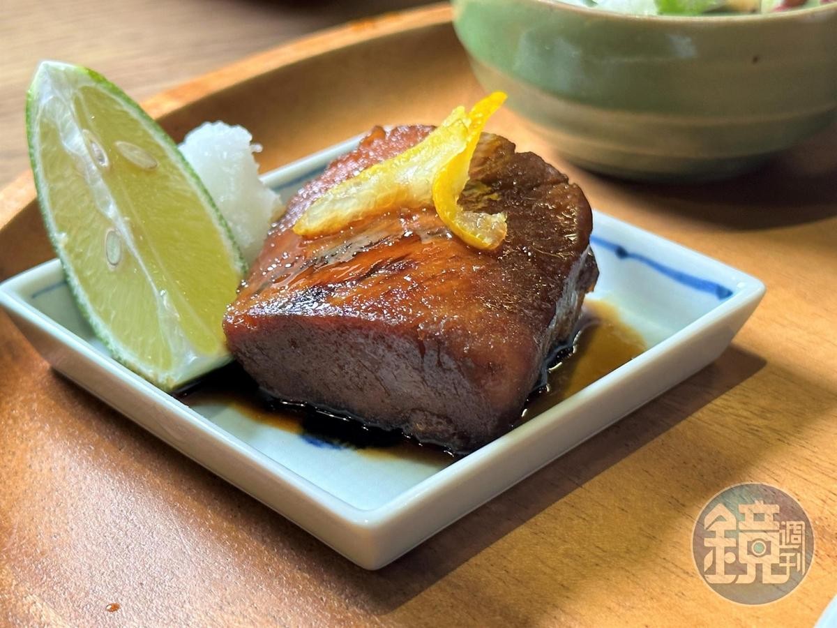 「鮪魚下巴柚子蜜汁燒」醬汁甜鹹下飯，魚肉吸附淡淡柚子香。