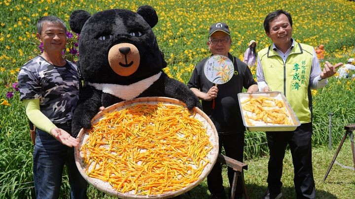 ▲觀光局吉祥物喔熊組長及參山處吉祥物參山寶寶也到現場跟賞花民眾合照。　圖：參山國家風景區管理處／提供