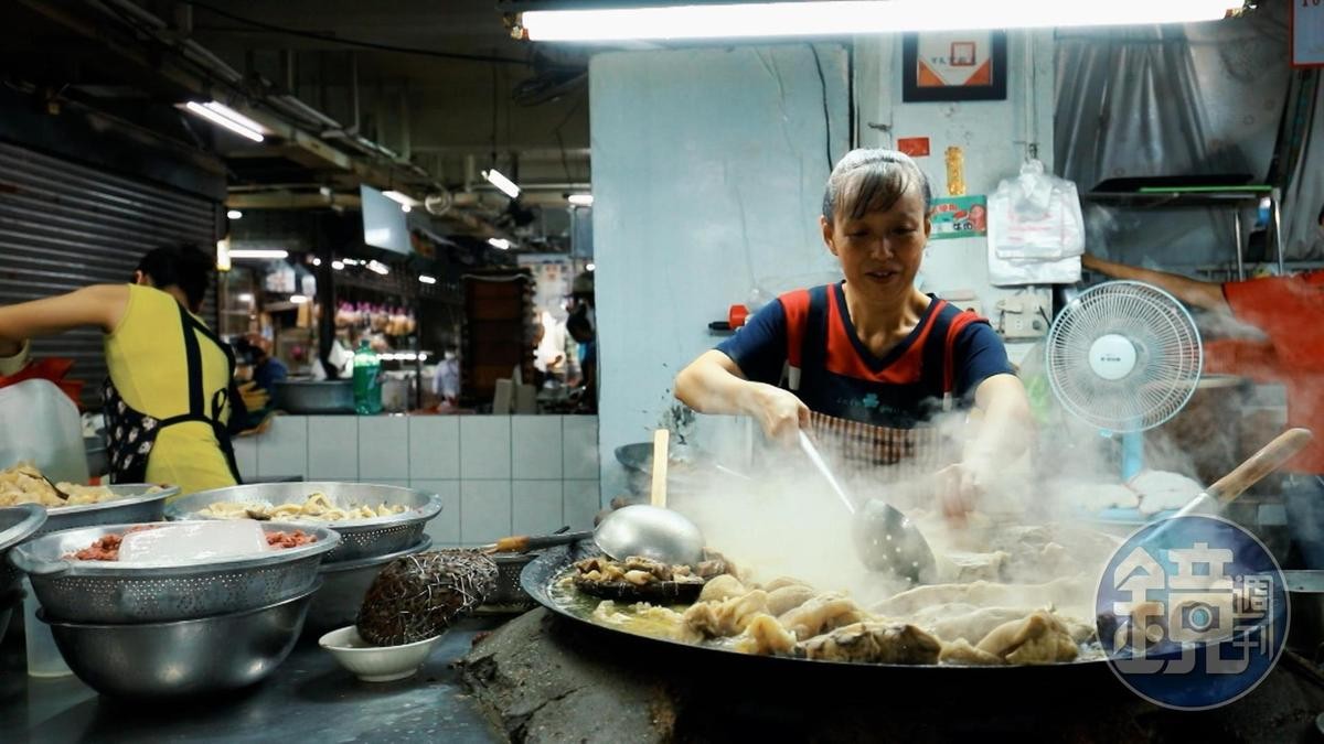 牛肉、牛雜都是每天半夜，從產地直送到攤子上處理、烹煮，食材鮮度看得到。