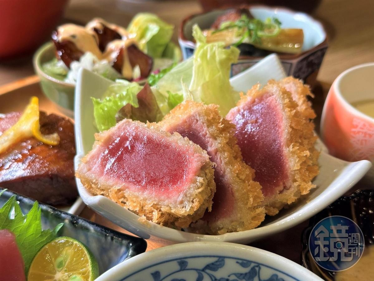 「酥炸鮪魚排」外皮酥脆，魚肉呈現5分熟的軟嫩口感。