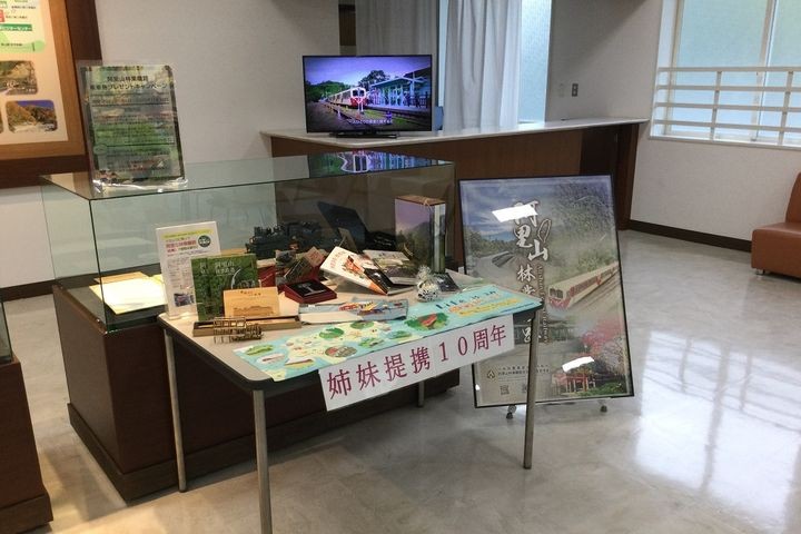 ▲阿里山林業鐵道特色展於黑部峽谷鐵道宇奈月車站2樓開展。　圖：阿里山林業鐵路及文化資產管理處／提供