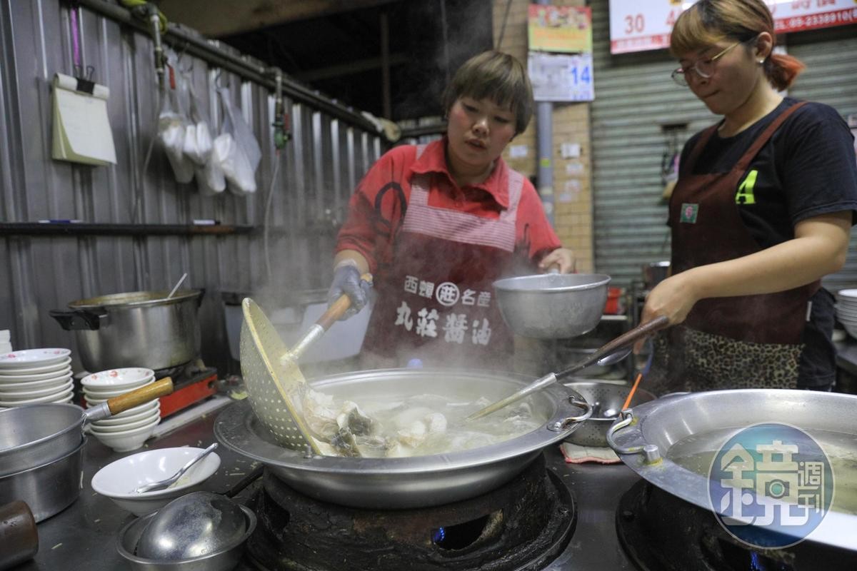 店家進活的草魚自己殺，煮出來的魚湯不需要過多調味就很鮮美。