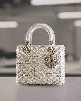 Lady Dior 奶油白串珠刺繡籐格紋小羊皮小型提包，NT305,000。