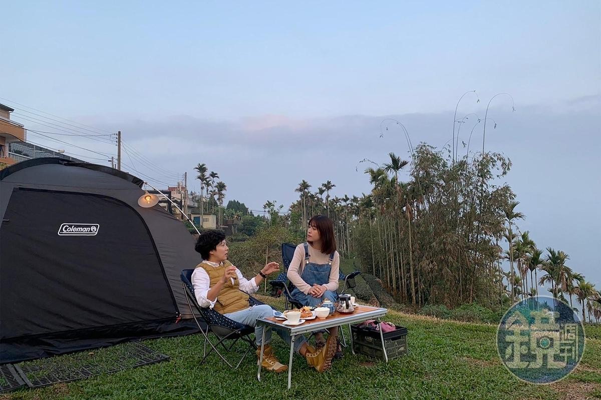 琥珀社前方的平台是欣賞阿里山雲海、日出與星空的露營祕境。