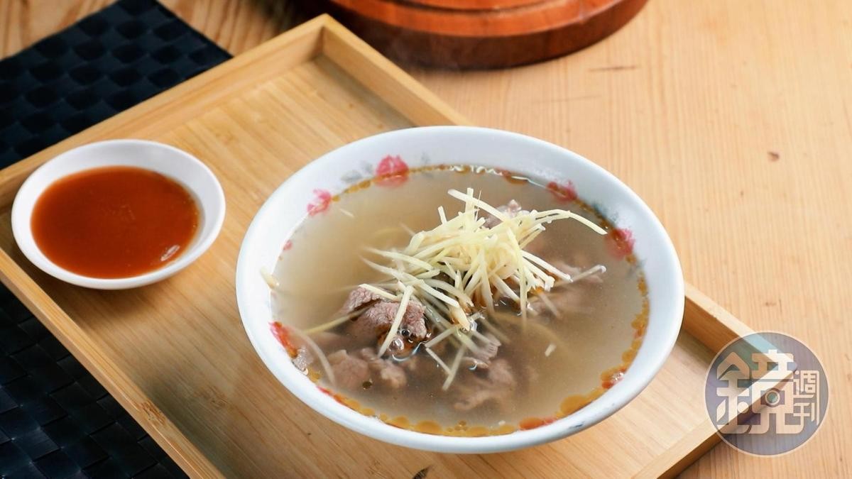 「羊肉湯」湯頭清甜有麻油香，肉質鮮嫩無羊臊。（100元／碗）