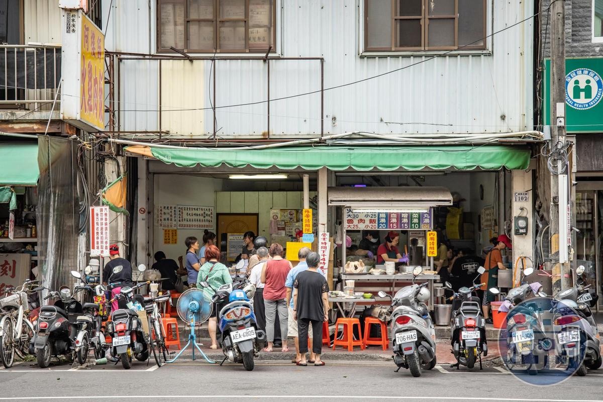 「阿樓師火雞肉飯」鄰近熱鬧的東市場，要滿足攤商們挑剔的嘴，絕對要有出色料理。