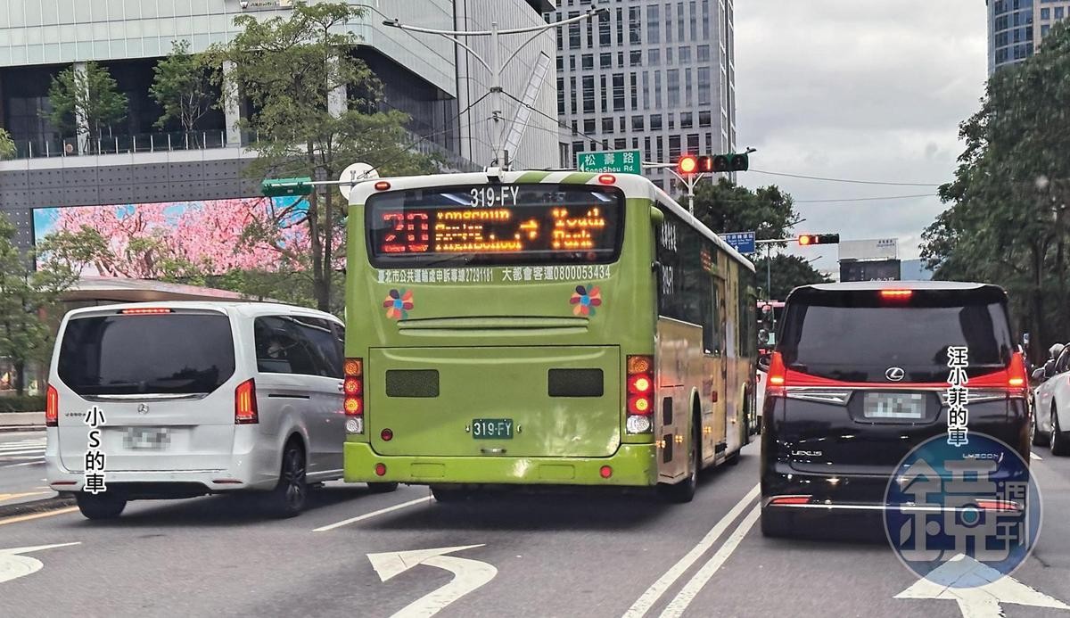 4/24 17：04  巧的是，汪小菲的車才走，小S的座駕就到來，而且還有共等紅燈的天涯咫尺畫面。