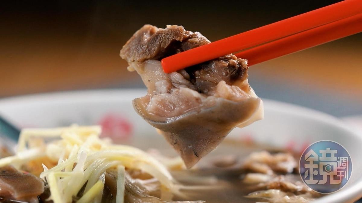 「羊頭肉湯」的羊肉帶皮，吃起來更有嚼勁，還有油脂香氣。（100元／碗）