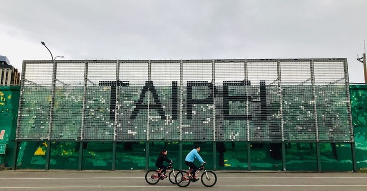 ▲延平河濱公園自行車道鄰近北市著名的大稻埕街區，民眾可在徐徐微風的夏夜大啖美食、觀賞璀璨煙火。　圖：臺北市政府觀光傳播局／提供