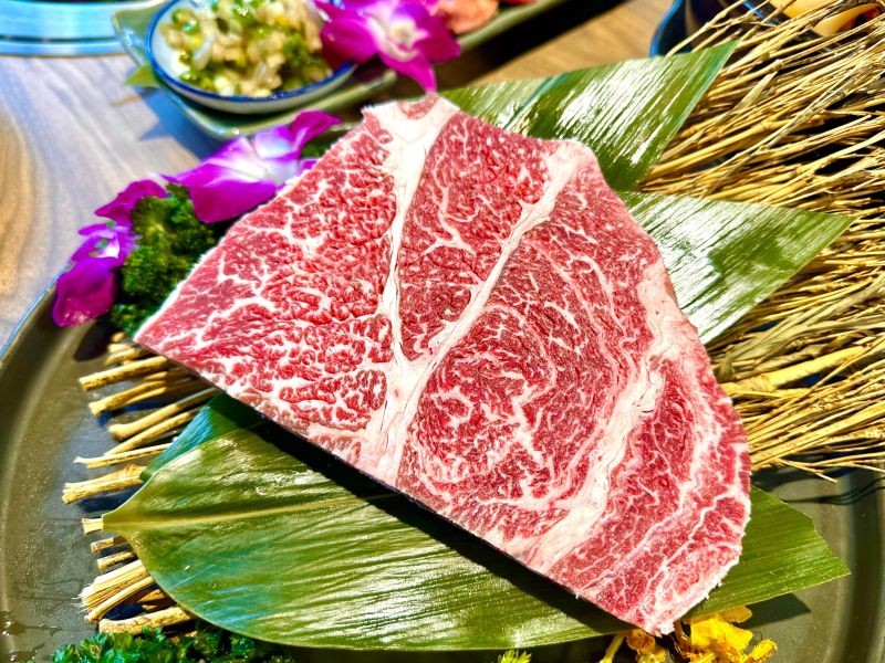 ▲「夯下去新潮和牛燒肉」的肉品選擇眾多，不乏澳洲極上冠軍黑毛和牛沙朗牛排等此類高檔肉品。（圖／馬辣餐飲集團提供）