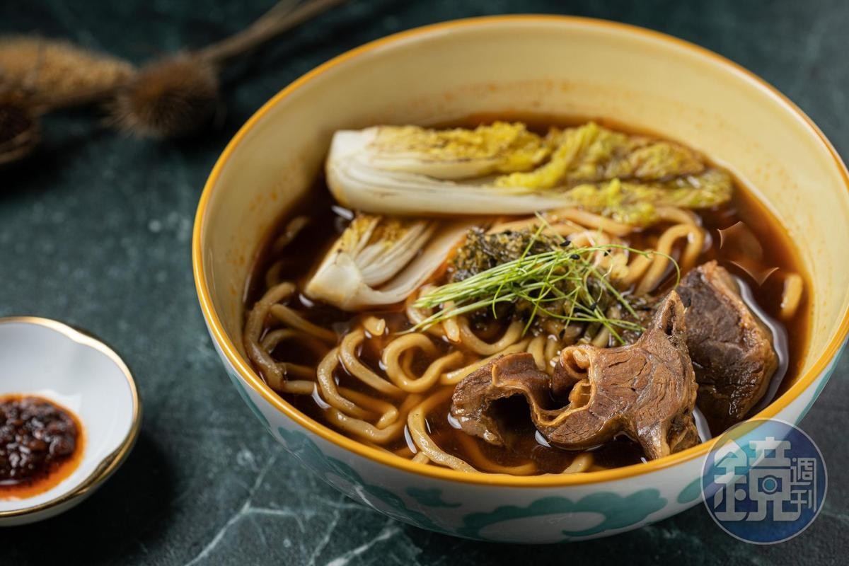 「法式紅湯牛肉麵」選用肉味純淨帶有粗獷油脂香的加拿大帶骨牛小排慢燉。（2,180元／套）