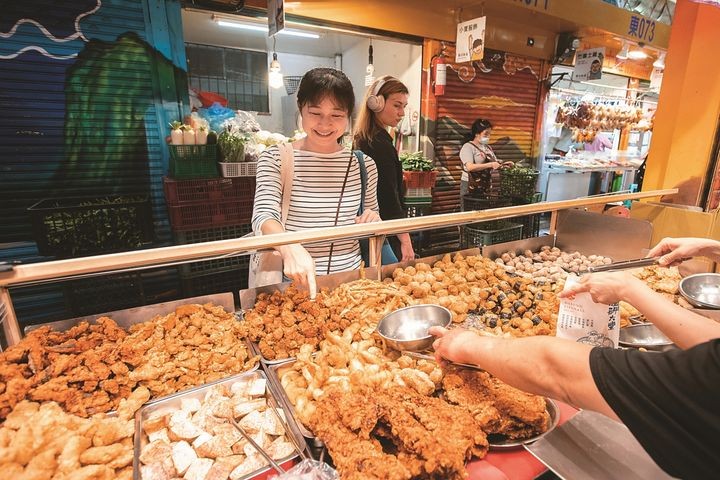 ▲「艋舺大豐」的手工丸和豐富炸物真材實料。　圖：臺北市政府觀光傳播局（攝影：賴智揚）／提供