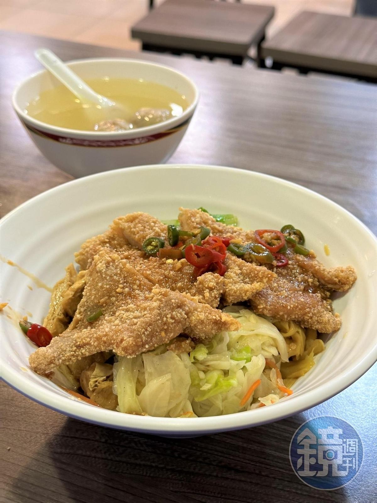 「排骨飯」會在炸排骨上淋點辣椒醬汁。（100元／份）