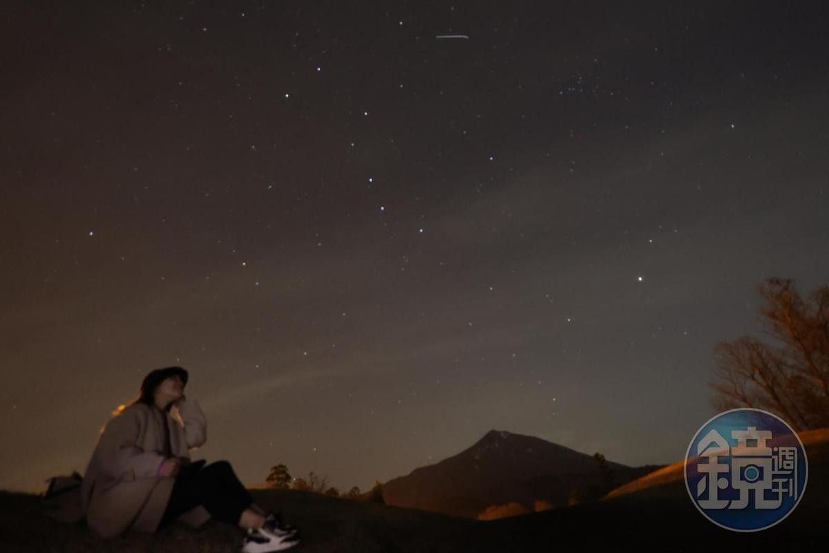 夏天夜晚在草地上觀星相當愜意。