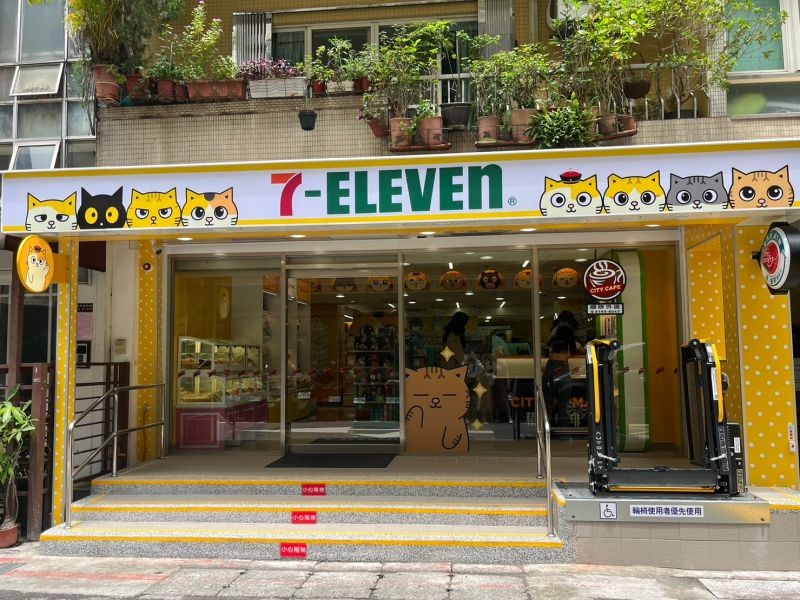 ▲7-11黄阿瑪主題店首登場，黄阿瑪及7位後宮人氣角色可愛進駐。（圖／記者鍾怡婷攝）