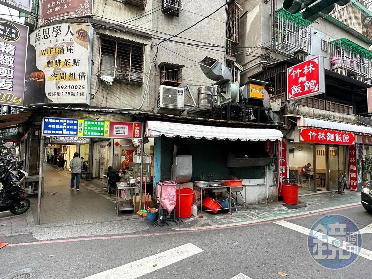 以麵食為主的「竹林麵店」開在巷口，專賣便當的「竹林麵飯館」在一旁的巷子裡。