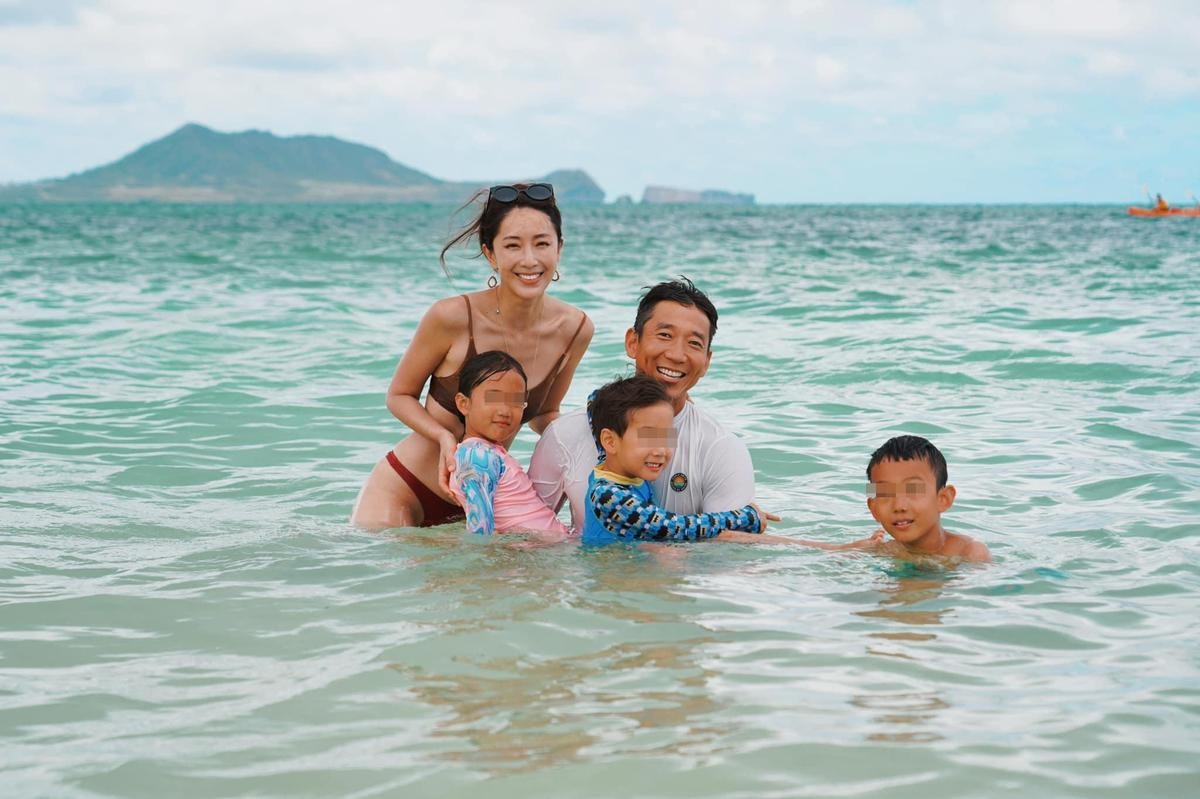 夏威夷海灘上的老先生堅持要為他們一家記錄這刻美景。（翻攝自隋棠臉書）