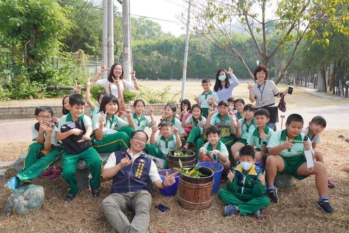 ▲漆藝館與葫蘆墩國小、豐村國小、豐原國中三間學校合作，帶領小朋友戶外教學。　圖：臺中市豐原漆藝館／提供