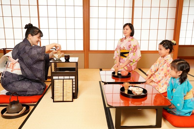 ▲日勝生加賀屋推「寶貝孩子王」夏祭一泊一食專案，大人入住小人免費，其中小小管家親子活動體驗，管家會以日本迎賓接待、傳統文化及茶道禮儀的互動教學和簡單日文招呼敬語。（圖／日勝生加賀屋提供）