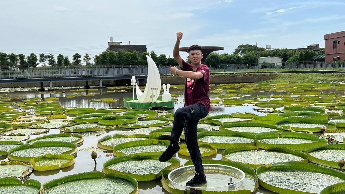 Yappy身為一日導遊，但是也是第一次坐上漂浮大王蓮。（主辦單位提供）