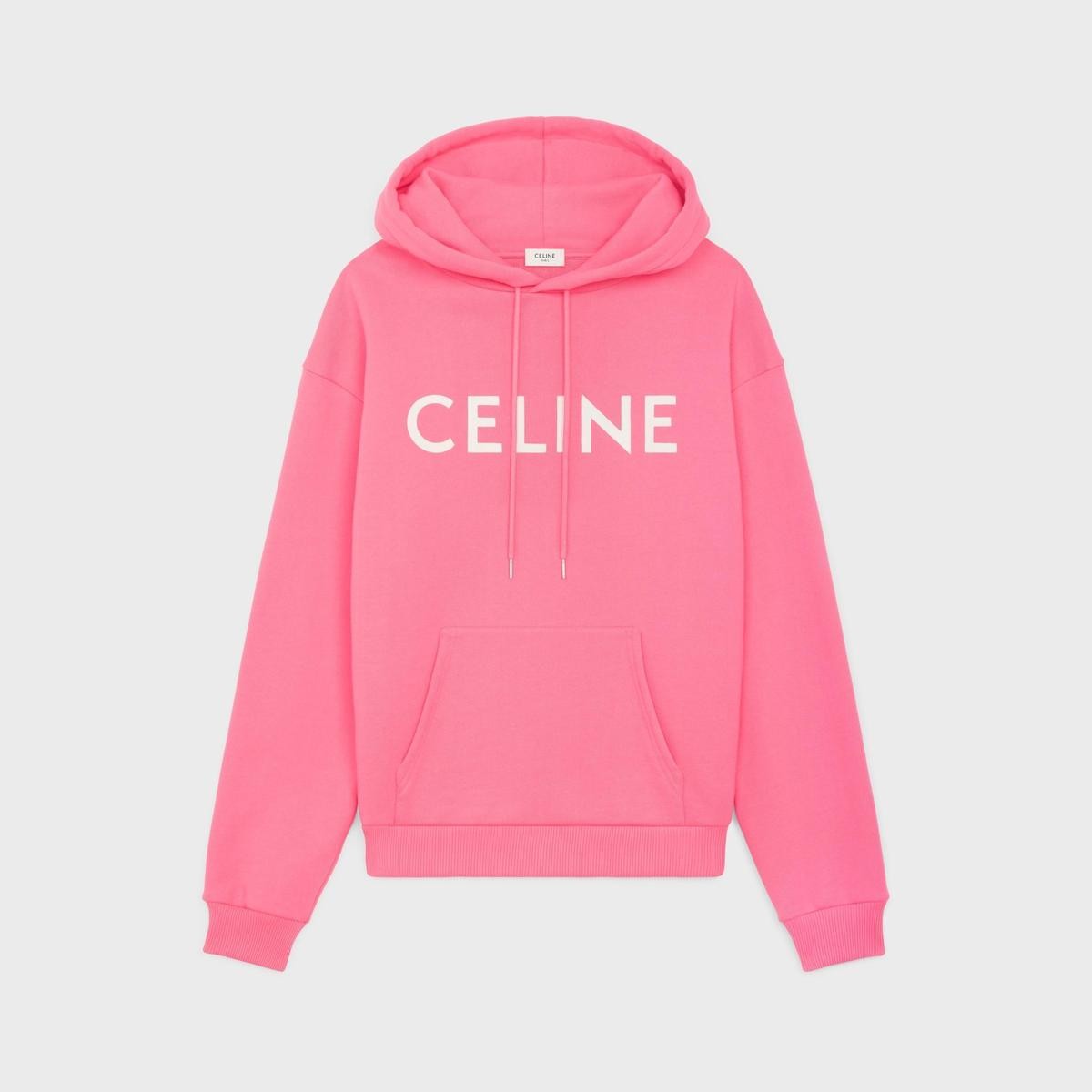 CELINE HOMME粉紅棉質CELINE印花寬鬆連帽衫。NT$36,000（CELINE提供）