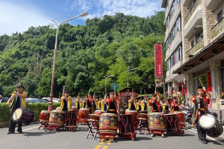 ▲現場逾200位來自全台各地的民眾身穿浴衣，隨著鳳天神鼓響徹關子嶺的震撼鼓聲齊步拉行山車熱鬧巡行。　圖：西拉雅國家風景區管理處／提供