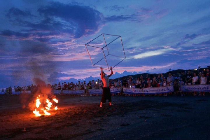 ▲每週日晚間有精彩的火舞表演海潮與火交織帶來震撼演出。 圖：高雄市政府觀光局／提供