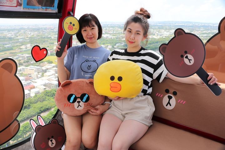 ▲LINE FRIENDS 摩天輪可愛滿分，8月搭乘可以拿手搖扇好禮，送完為止。　圖：麗寶樂園渡假區／提供