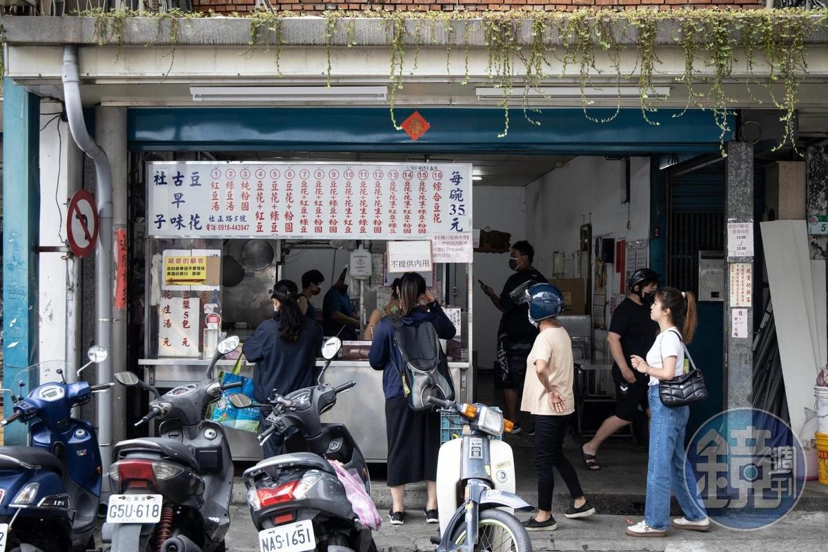 「社子古早味豆花」在非尖峰時段，購買人潮沒停過。