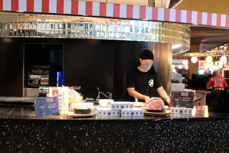 ▲北海道湯咖哩「奧芝商店」首度跨海來台快閃，於台北晶華酒店的中庭azie餐廳及地下三樓三燔本家推出限定套餐和鍋物。（圖／記者葉盛耀攝）