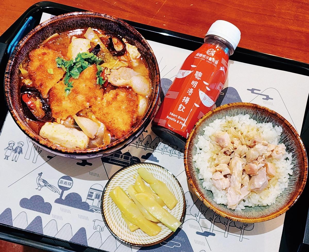 桃機限定的「沙鍋魚排套餐」以無刺純鱈魚製作，還附上飲料、小菜和火雞肉飯。（380元／份，林聰明沙鍋魚頭提供）