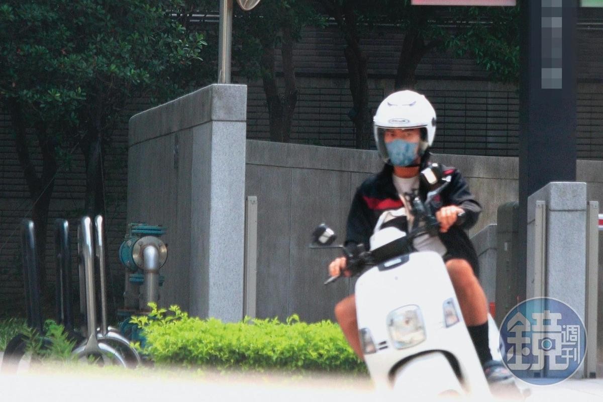 許仁杰曾被直擊冒雨騎車衝謝京穎香閨，還在那裡待了9小時。