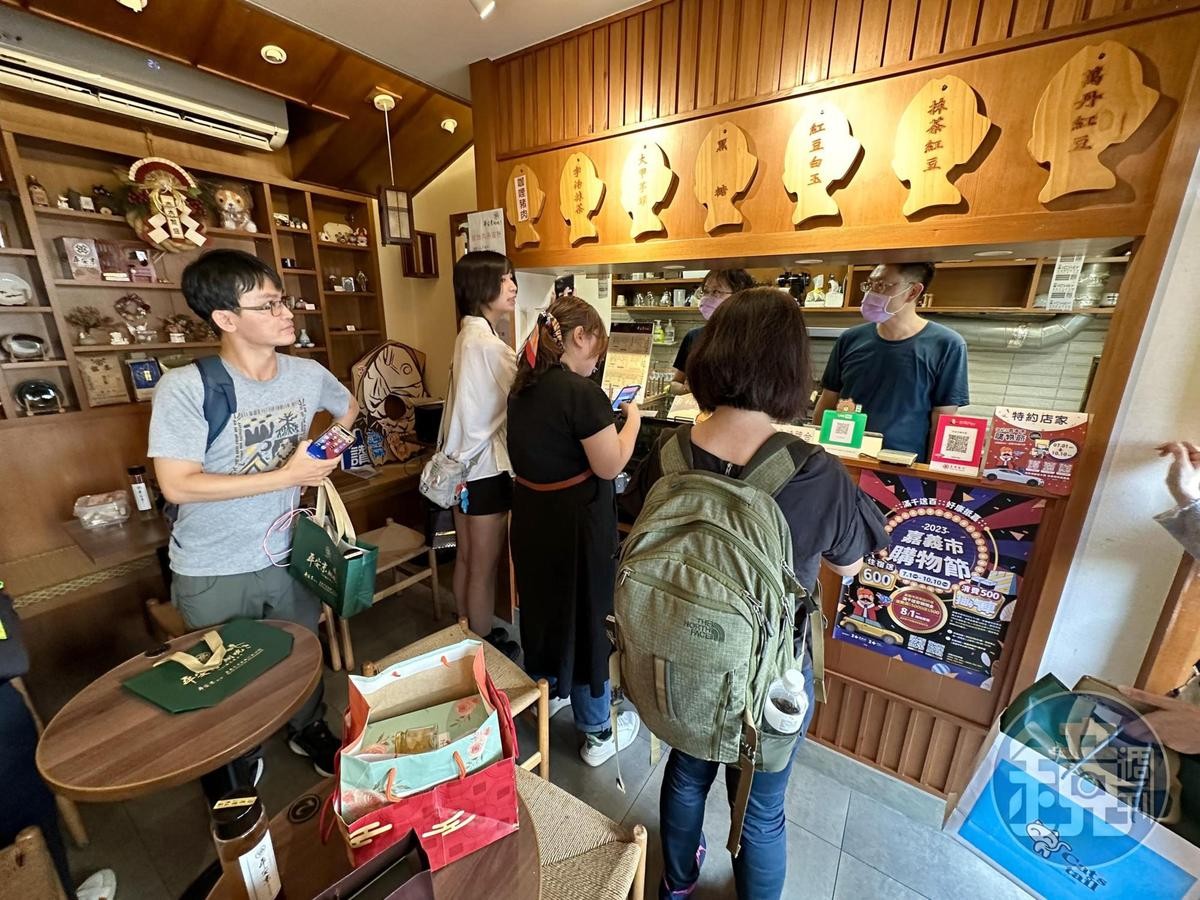 店面以車庫改建而成，空間雖不大，但有日式木造小屋般的溫馨感。