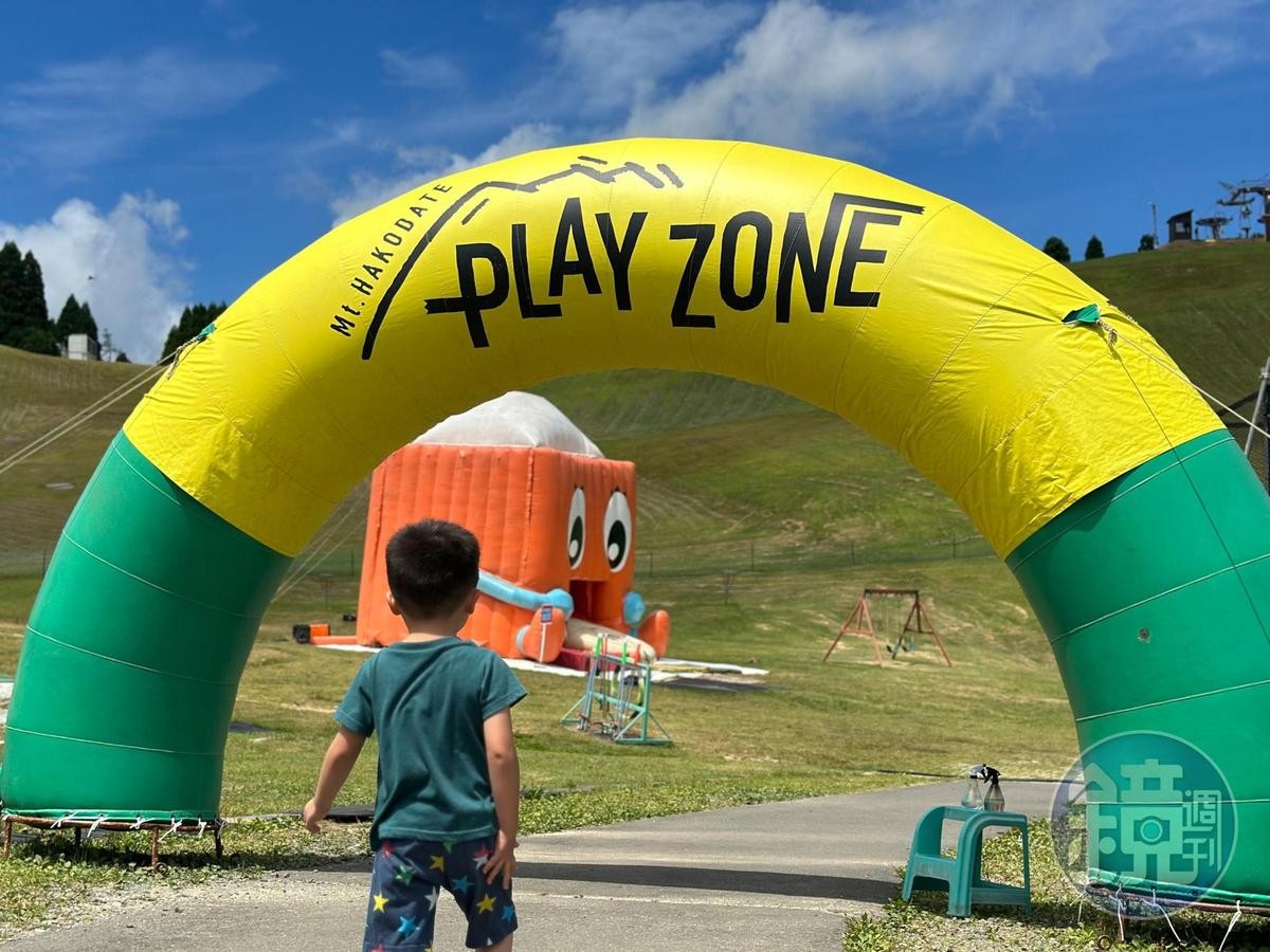 夏季限定樂園，還有期間限定的人造雪山可以消暑。