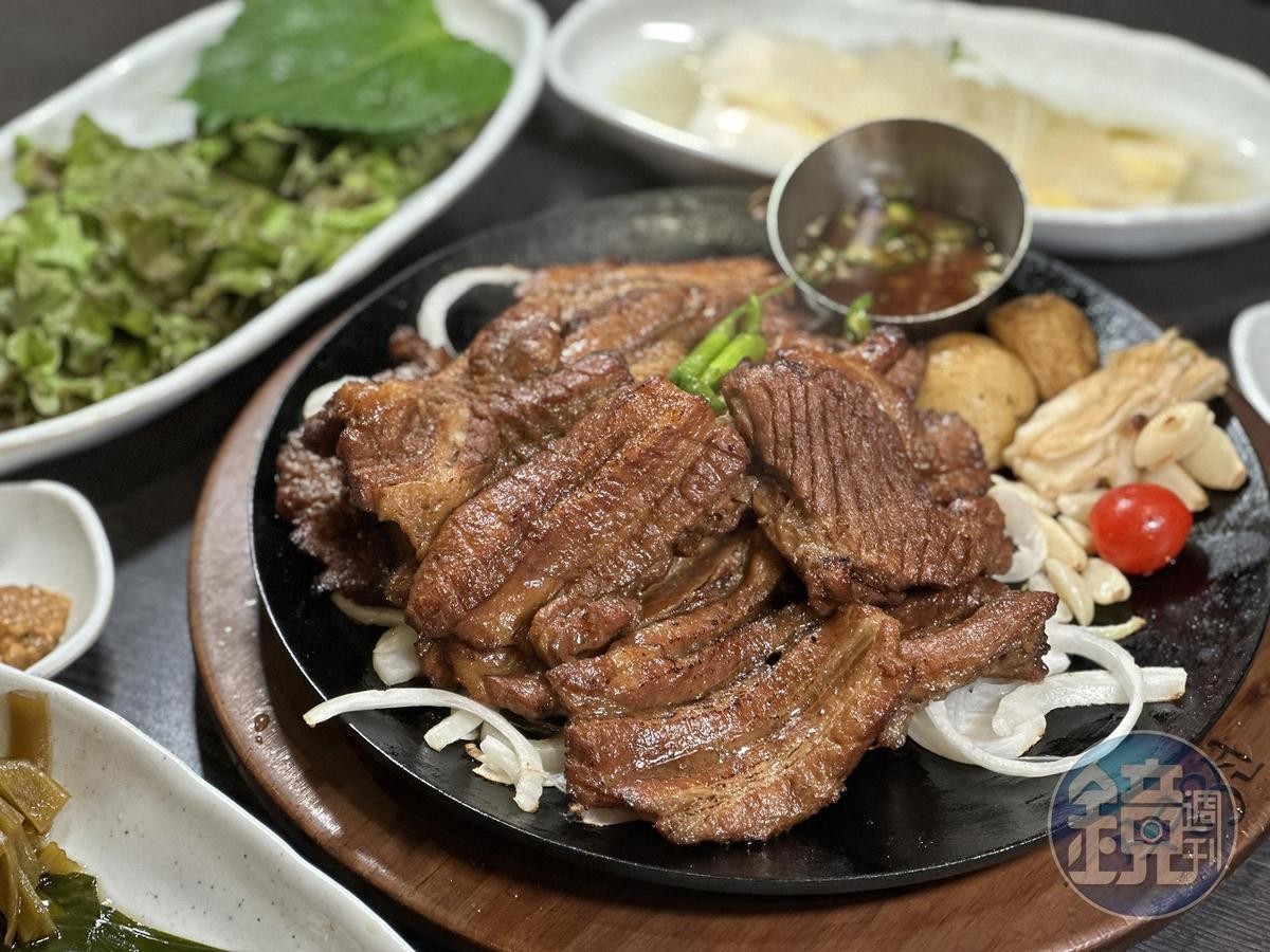 來到這家餐館除了品嘗麥麵，也很推薦招牌秘製「煎豬排」。（19,000韓元／人，約NT$475）