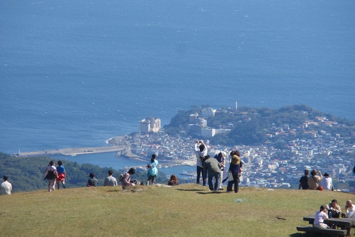 ▲稻取細野高原海拔約800公尺，從山頂附近能清楚欣賞伊豆稻取市街風貌。　圖：東伊豆町觀光協會／來源